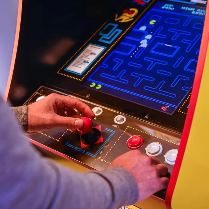 Вертикална конзола 13 игри ARCADE1UP, Pac-Man™ Classic SE, В 115 см, Wi-Fi, един играч, живи ретро графики, 15.6 инчов цветен LCD дисплей, IPS технология, външен високоговорител, регулируем звук, подходяща за гейм стаи/офис, многоцветна