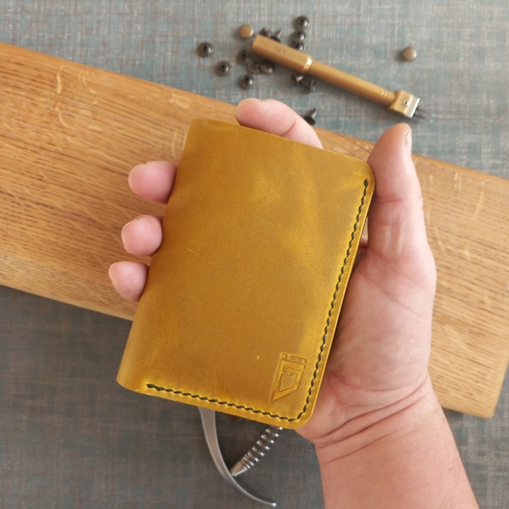 Portofel handmade, cusut manual, vertical din piele naturala