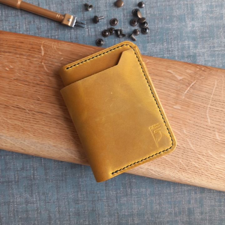 Portofel lucrat manual si cusut manual, din piele naturala, cu buzunar exterior pentru bani, 12x9.5x1cm