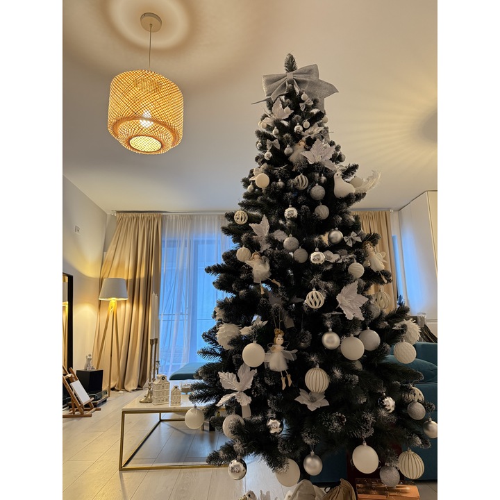 Díszített műfenyő 220 cm „Hattyúk tava” fehér