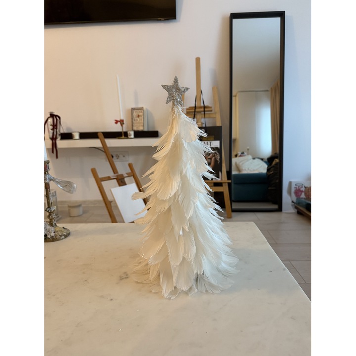 Brad decorativ din pene albe cu stea argintie