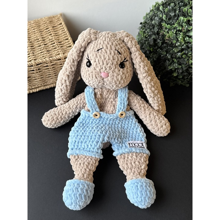 Jucarie plus MOOT Concept Lulu, crosetata manual, 35 cm, bej cu salopeta bleu