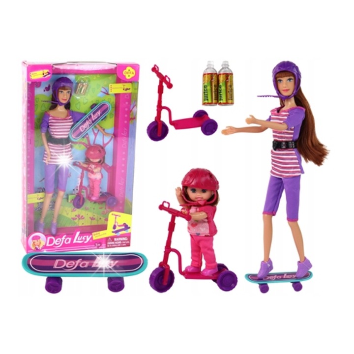 Babakészlet rollerrel és gördeszkával, nagy baba lila sisakkal és kis baba rózsaszín sisakkal, 35x20x6cm