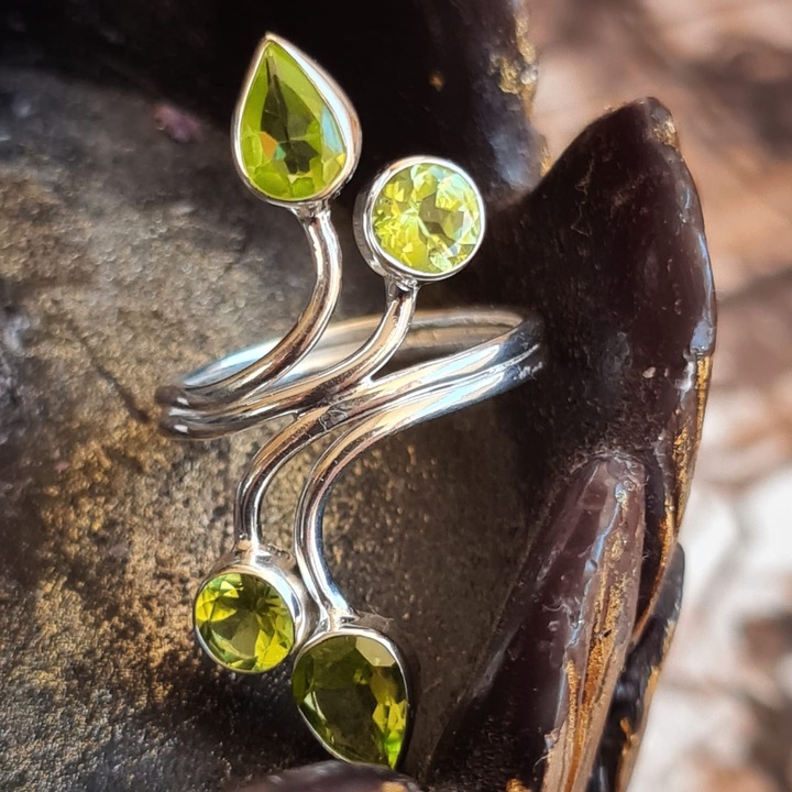 Inel de argint 925, argint patinat, cu piatra peridot, peridot Luxor A, dimensiune 17.3mm(US7), cu pietre naturale semipretioase