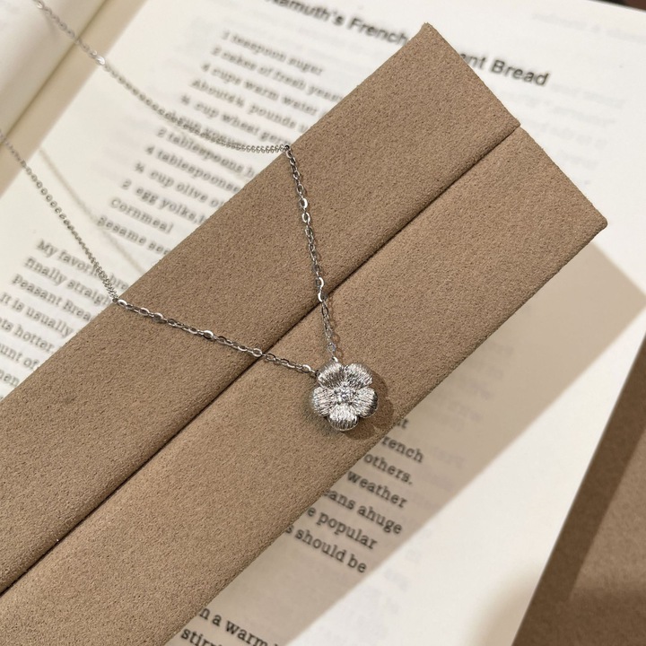 Сребърно колие Tichy S925 с камелия за жени, бяло злато