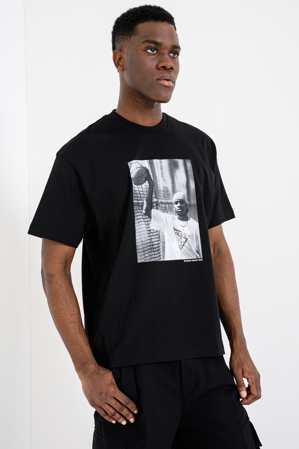 Guess Jeans, Tricou cu decolteu la baza gatului si imprimeu foto Allen Ivenrson, Gri, Negru, M