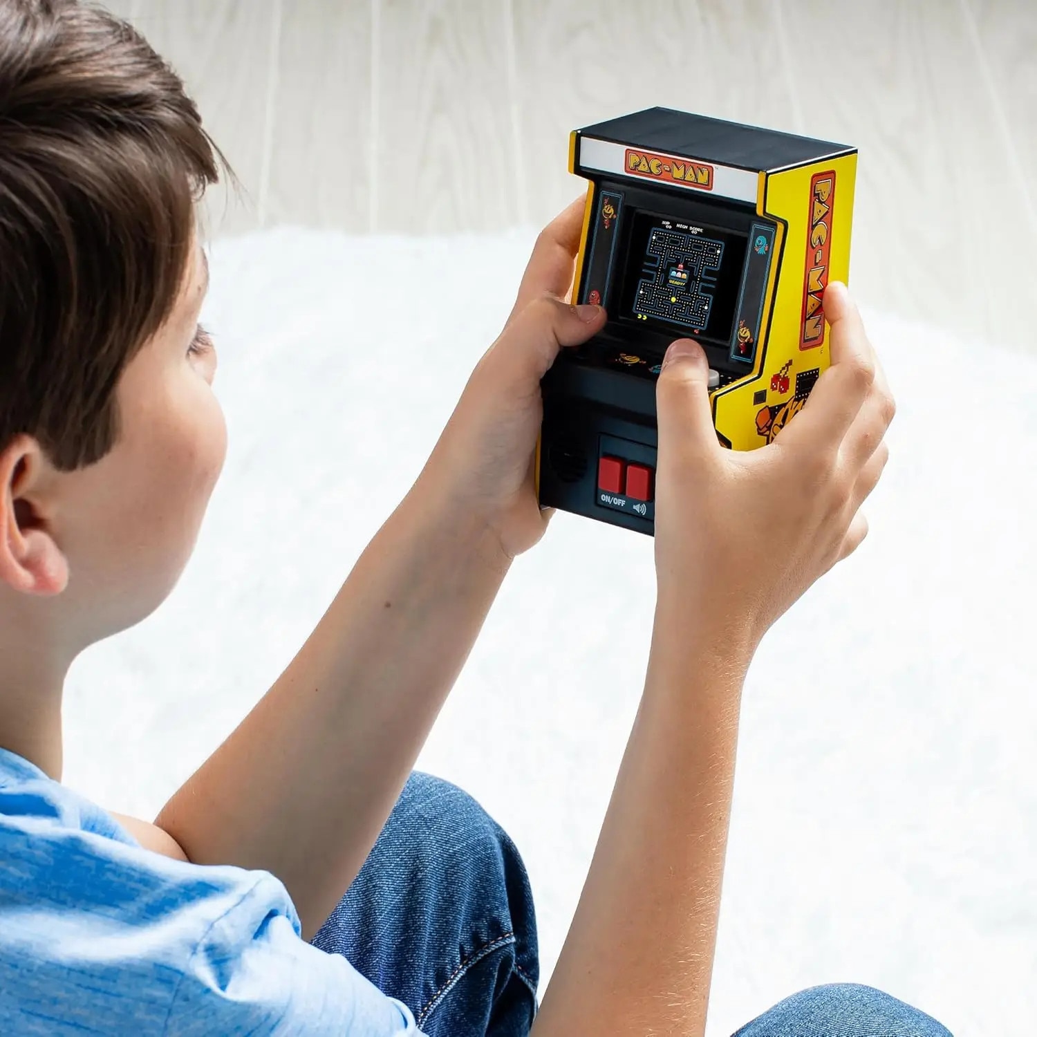 Mini consola joc portabila ARCADE1UP, Mini Classic Pac-Man, H 23 cm, un jucator, ideala pentru calatorii, grafica retro vibranta, display LED color, difuzor extern, control al volumului, functionare cu baterii 3 x AA, ideala cadou, multicolor