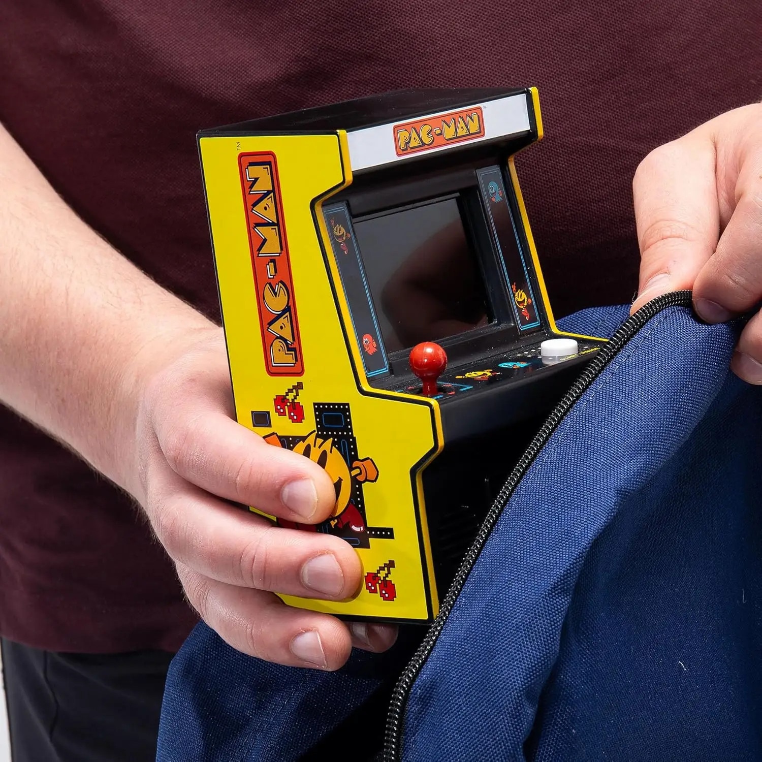 Mini consola joc portabila ARCADE1UP, Mini Classic Pac-Man, H 23 cm, un jucator, ideala pentru calatorii, grafica retro vibranta, display LED color, difuzor extern, control al volumului, functionare cu baterii 3 x AA, ideala cadou, multicolor