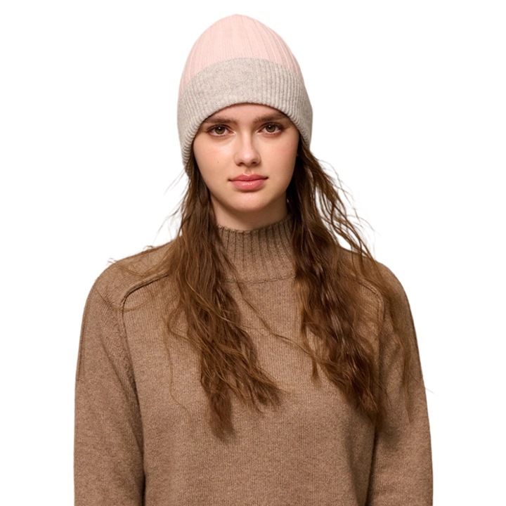 Топла и ветроустойчива плетена шапка от кашмир в цветни блокове, розова