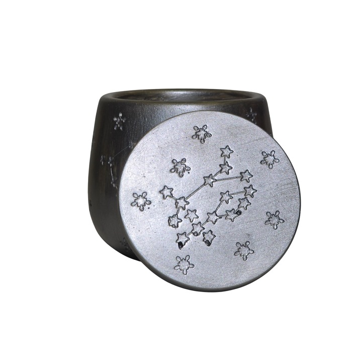 Lumanare de Craciun in vas de ciment argintiu si decor stelute in relief, cu capac, aroma Portocala, scortisoara, cuisoare si nucsoara, 450 grame