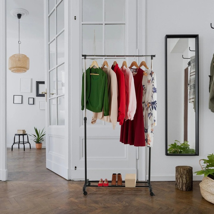 Стойка за дрехи с колела и регулируема метална релса