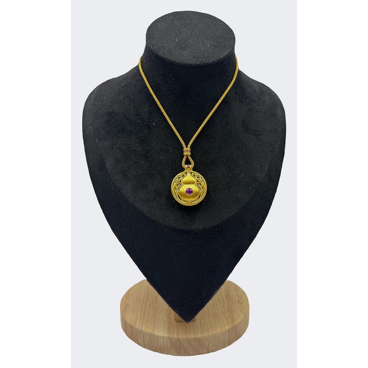 Réz kerek medálos nyaklánc, JOVYNEX, kagyló motívum lila akcentussal, fényes arany bevonat, fonott arany zsinór
