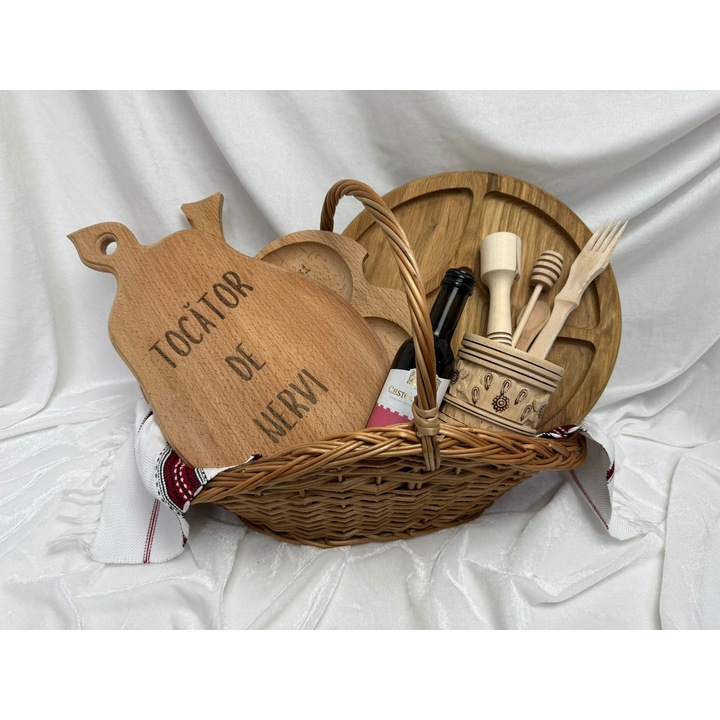 Set cadou traditional pentru Nasi – tocator gravat, tava compartimentata, ustensile din lemn, mini vin si suport sculptat