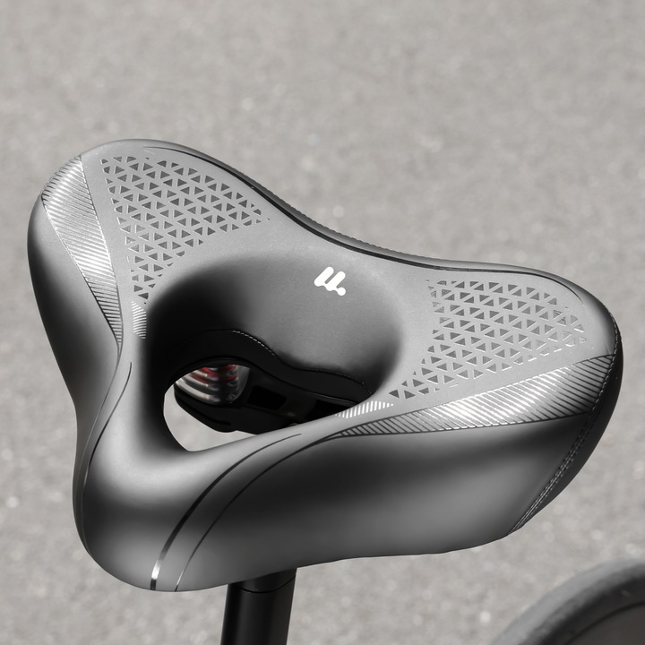 Kerékpárnyereg, szellőző, vízálló, ütéselnyelő, porózus, csúszásmentes, csontnyomás-enyhítő, ergonomikus és széles, hosszú utakra, PU bőr, üreges kialakítás, 26x19x8cm, fekete