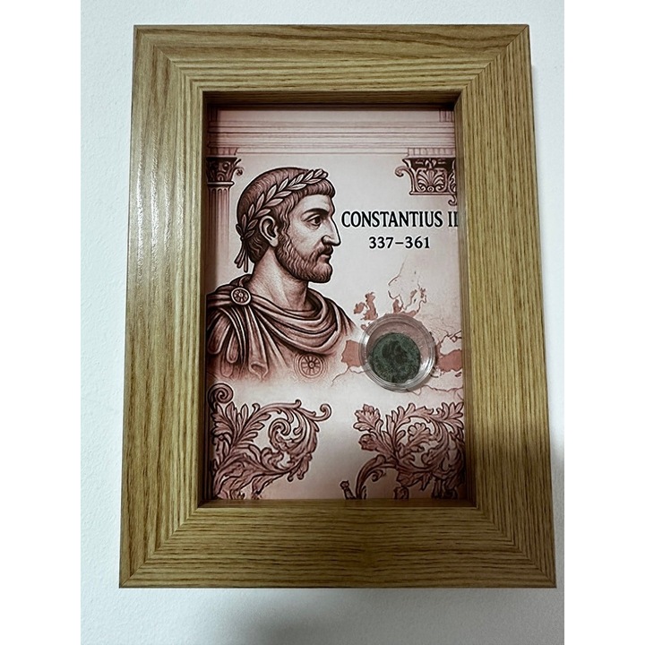 Tablou cu moneda autentică Constantinus II, dimensiuni 14x19cm, design artistic roman, ramă din lemn