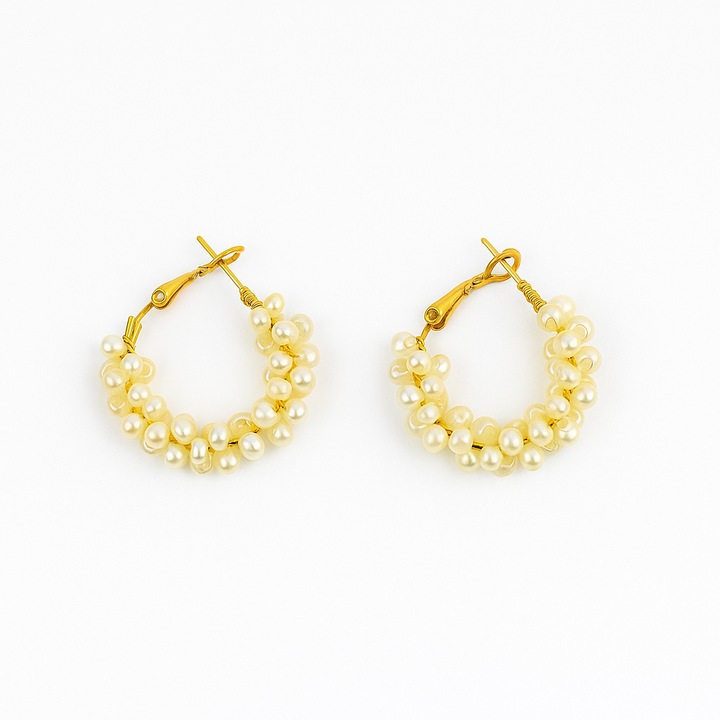 Cercei rotunzi aurii cu pietre albe, cu plic din piele alb