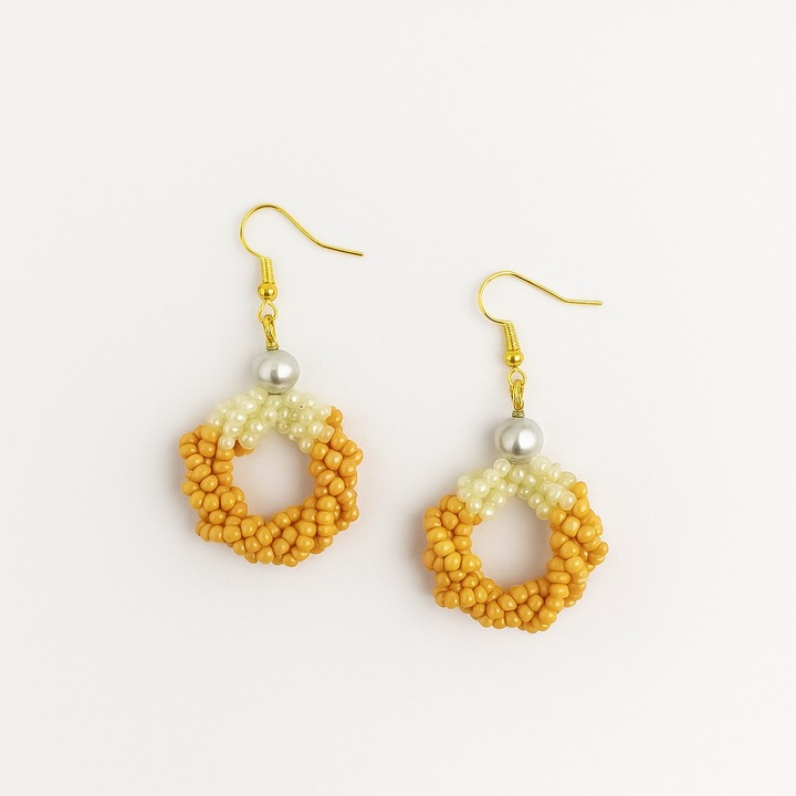 Cercei rotunzi din pietre din nisip orange si perla alba sintetica – model elegant, cu plic de piele alba