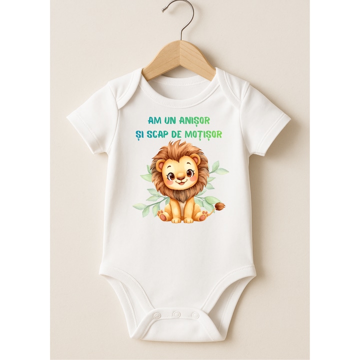 Body alb bebelus, bumbac 100%, personalizat „Am un anisor si scap de motisor”, cu leu simpatic – cadou aniversare 1 an