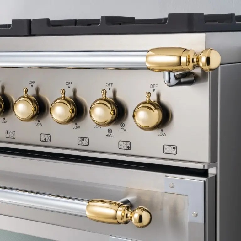 Aragaz pe gaz retro Bertazzoni, colectie Heritage, latime 100 cm, 6 arzatoare, 2 cuptoare electrice 123 l, temperatura reglabila max. 250°C, 11 functii de gatit, convectie, iluminare interioara, termometru integrat, sticla triplustratificata, negru