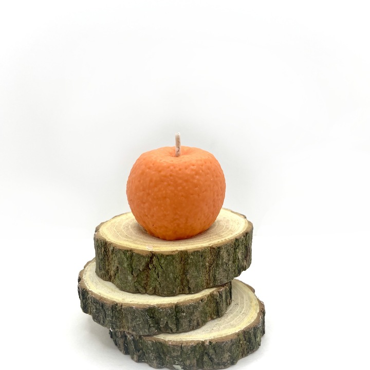 Lumanare decorativa Clementina Larioli din ceara naturala de soia– model cu coaja, parfum de clementine, facuta manual, 37g, perfect pentru cadou