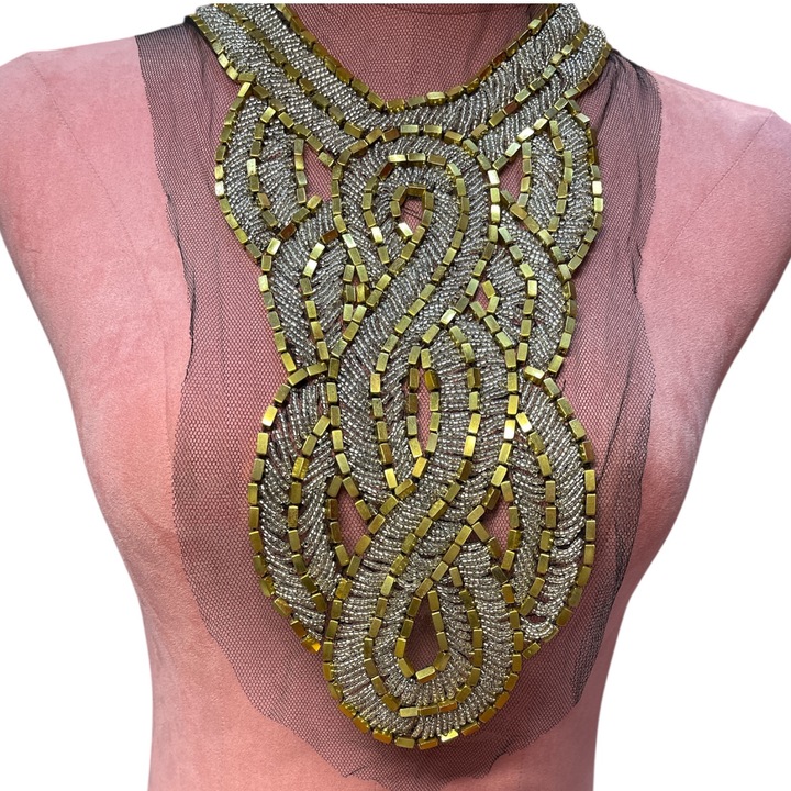 Декоративна яка със златни и сребърни аксесоари, шита, 25см