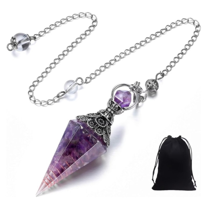 Pandantiv hexagonal tip piramida din ametist norocos · Include saculet din catifea · Bijuterie de cristal pentru tarot si magie · Decor pentru energie si noroc · Lungime cristal 7 cm