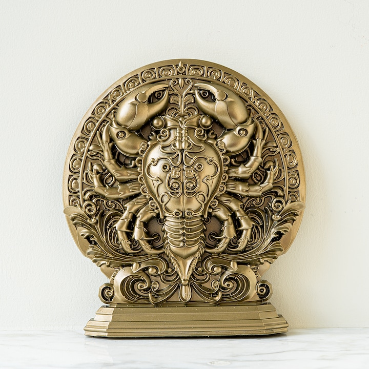 Statueta Zodie Rac, decorativă, finisaj bronz, dimensiuni 17x16x4 cm, cu suport de birou și felicitare inclusă, din rășină