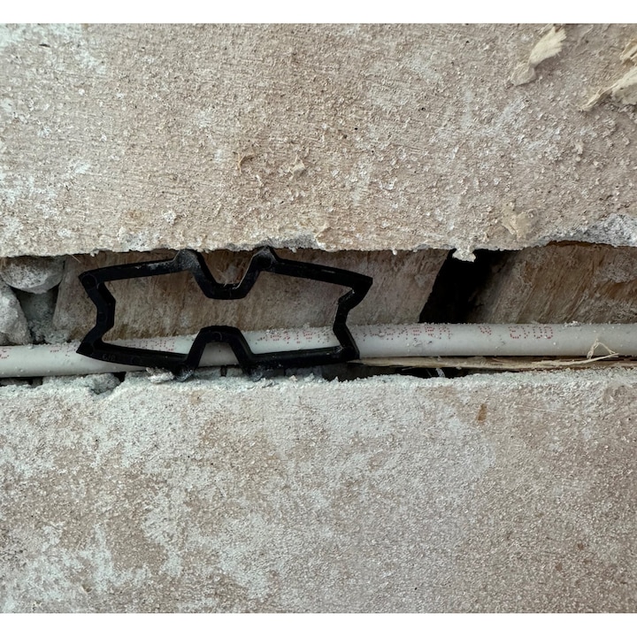 Cleme Fixare Cablu, Retro Electrica®, DUO CLIPS, Cleme Fixare Cablu Copex Set 200 Buc, Cleme Fixare Cablu Polipropilena PP Reciclata, Montaj Rapid Fara Surub Pentru Tuburi Santuri 22-50mm, Organizare Profesionala Instalatii, Negre