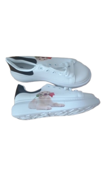 Adidas dama albi, se potrivesc perfect cu tinutele de zi cu zi oferind un echilibru intre moda si confort