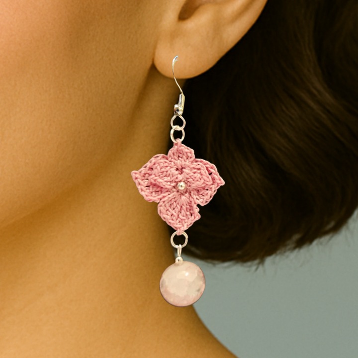 Cercei crosetati manual, model floare Trillium, roz, 6 cm
