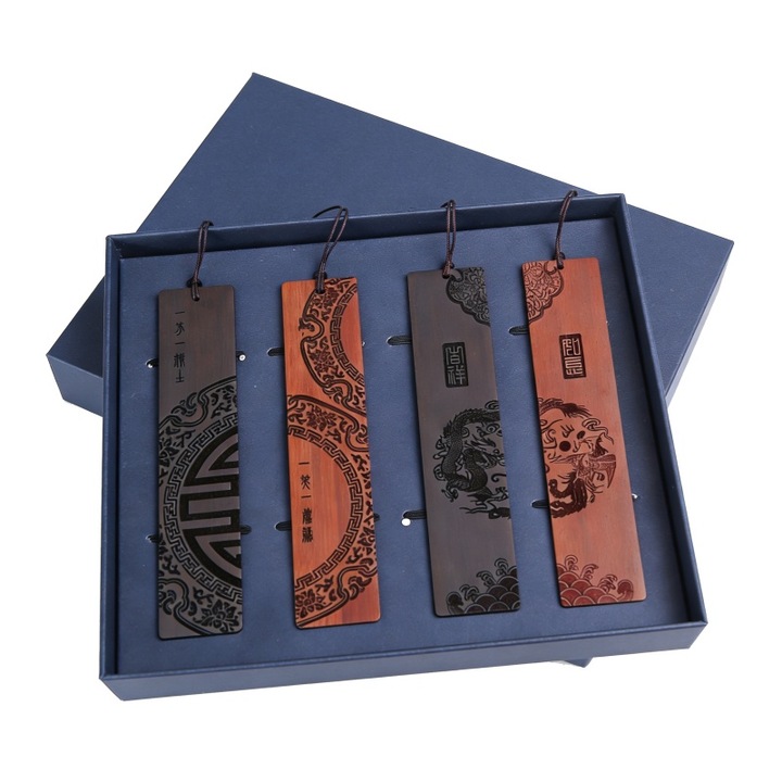 Set 4 semne de carte vintage, AjieQaQ®, Sculptura manuala in lemn natural, Cutie cadou, Urare frumoasa, Cadou de nastere pentru barbati si femei, Suvenir de multumire pentru angajati, Colectie speciala pentru iubitorii de carti