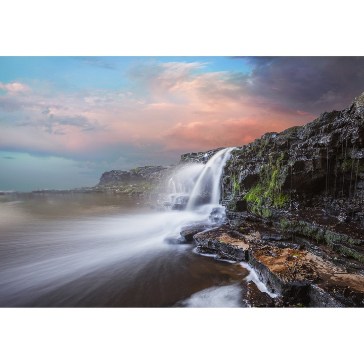 Fototapet Vlies – Cascada de Coasta pe Stanci, cu Cer in Nuante de Apus, 280x400cm, Living, Dormitor, Eco friendly