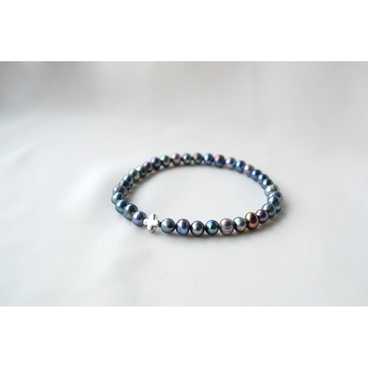 Bratara Barbati din Perle Reale, Culoare Gri colorat, Charm Cruce din Argint, Marime universala