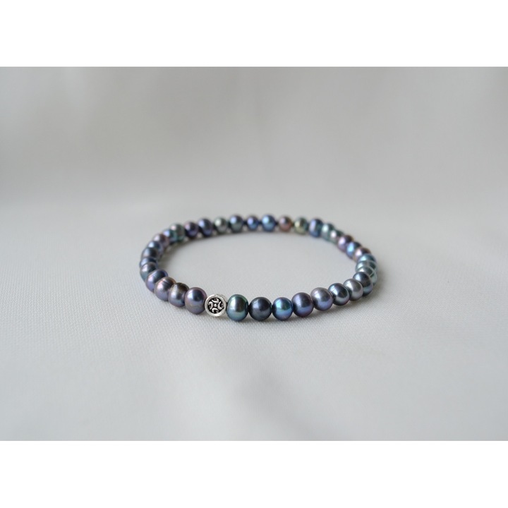 Bratara Barbati din Perle Reale, Culoare Gri colorat cu Charm din Argint II, Marime universala