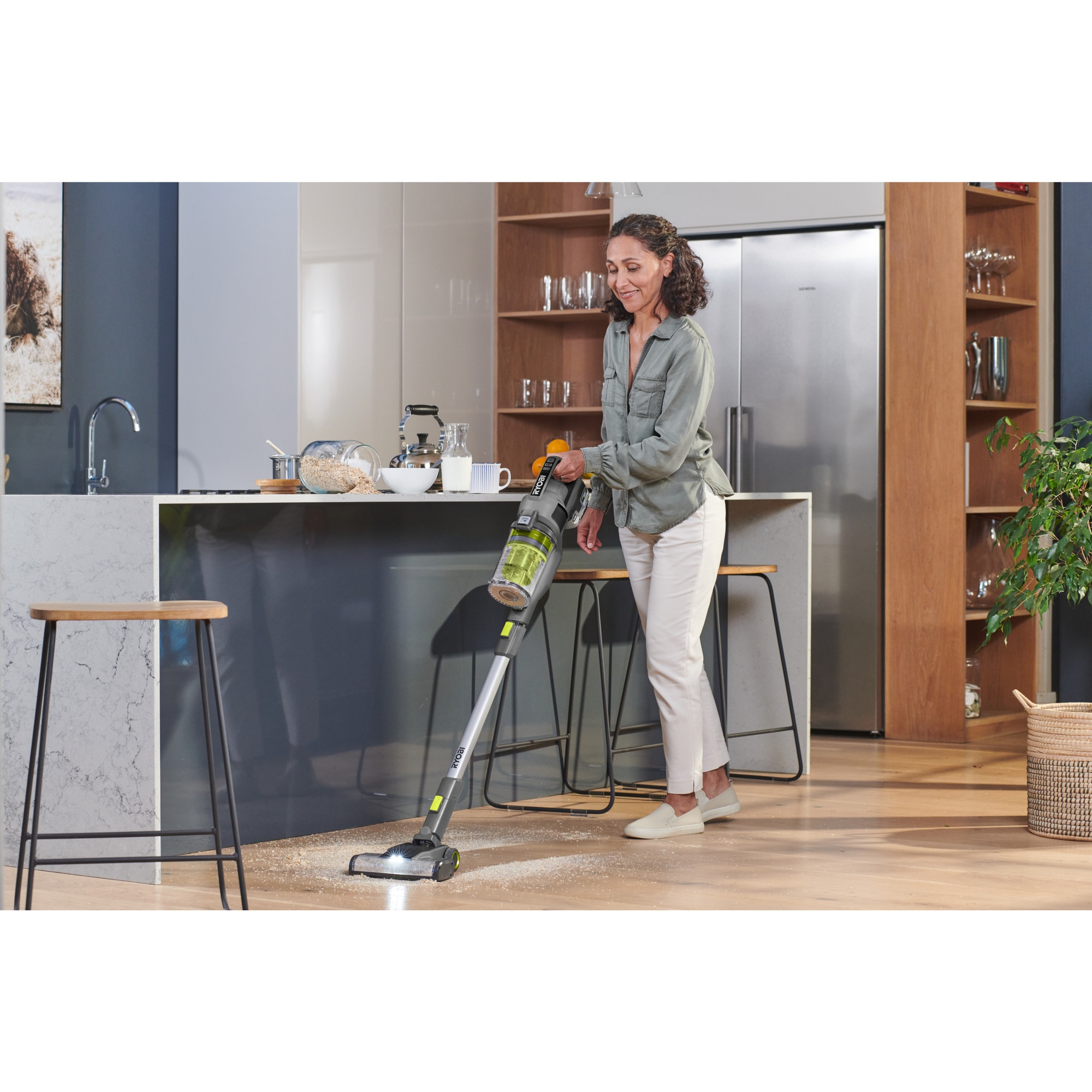 Aspirator RYOBI cu filtrare ciclonica, 820 l/min, 30 W, pentru pardoseli dure si covoare