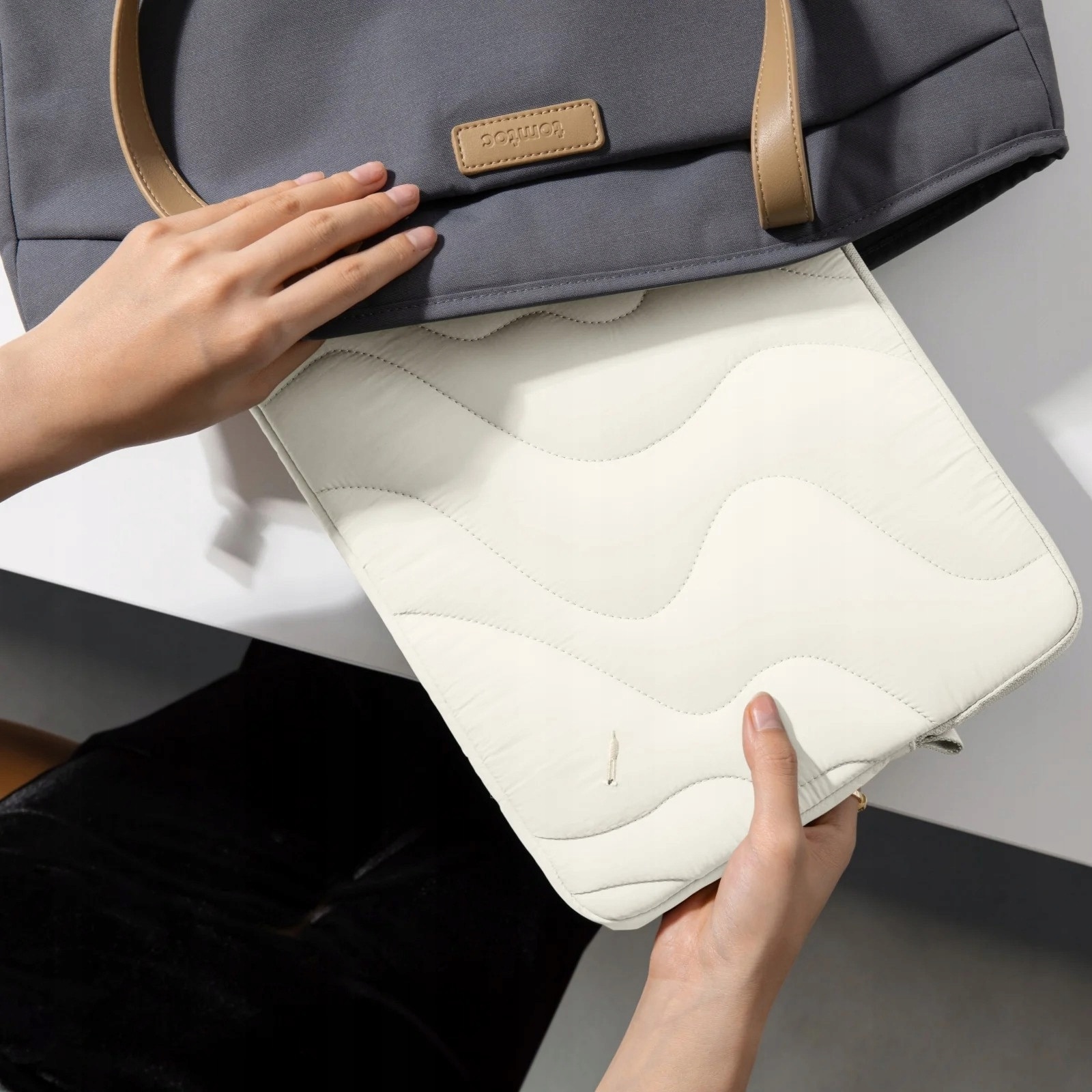 Etui laptop Tomtoc Terra-A27, protectie excelenta, culoare Snowberg, dimensiuni 41x28x3.5cm