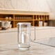Cana filtranta Wessper D4 BOROSILICATE, sticla borosilicata, 2L met LED contor, BPA Free, set met 6 filtru de apa Aquaclassic, alb