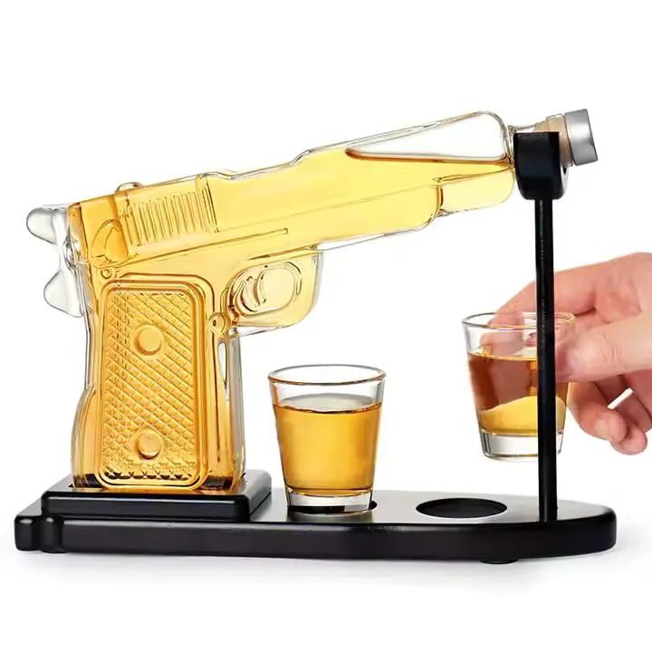 Set decantor sticla pistol cu suport din lemn si 2 pahare, 230ml