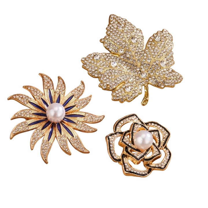 Set de 3 brose elegante din aur cu diamante, trei modele diferite, design simplu si elegant, culoare aurie