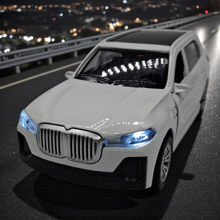 Macheta Auto Metalica BMW X7, Scara 1:36, Alb, Motor Pull-Back, Lumini si Sunete, Usi Deschise, VisionXXI