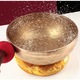 Bol Cantator Tibetan 10 cm, 7 metale, handmade Nepal, set cu suport din matase și ciocanel din lemn