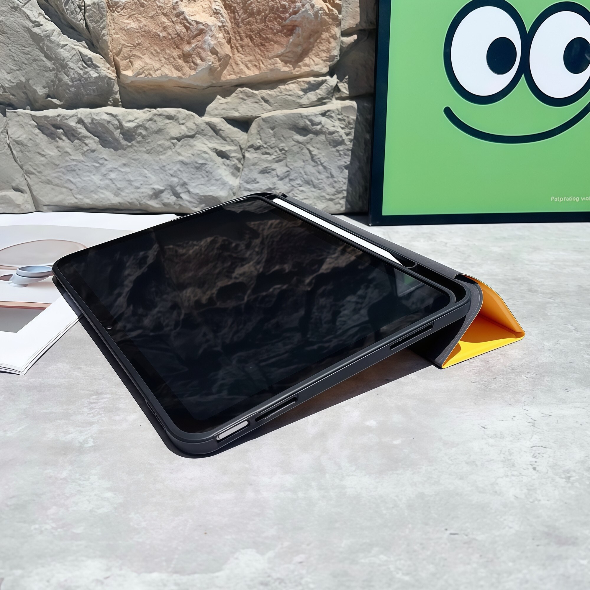 Husa Smart Cover pentru iPad Air 13" (M3 / M2) / Pro 12.9" (Gen 3-6), Design Super Mario 3D cu Figurina in Relief, Stand Pliabil, Slot Pen, Protectie Anti-soc, Galben