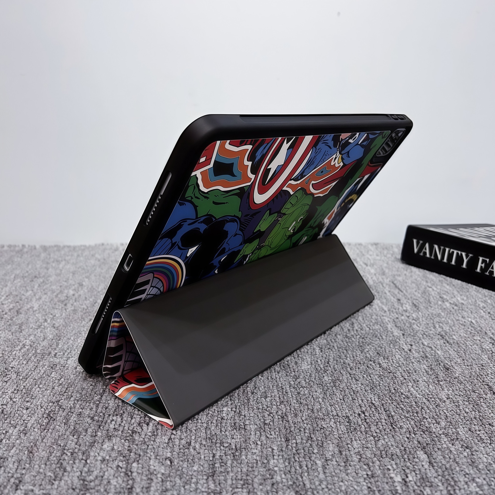 Husa Smart Cover pentru iPad 10 10.9" (2022) / iPad 11 11" (2025), Design Batman 3D cu Logo in Relief, Stil Comic Book, Stand Pliabil, Slot pentru Pen, Protectie Anti-soc, Gri Inchis