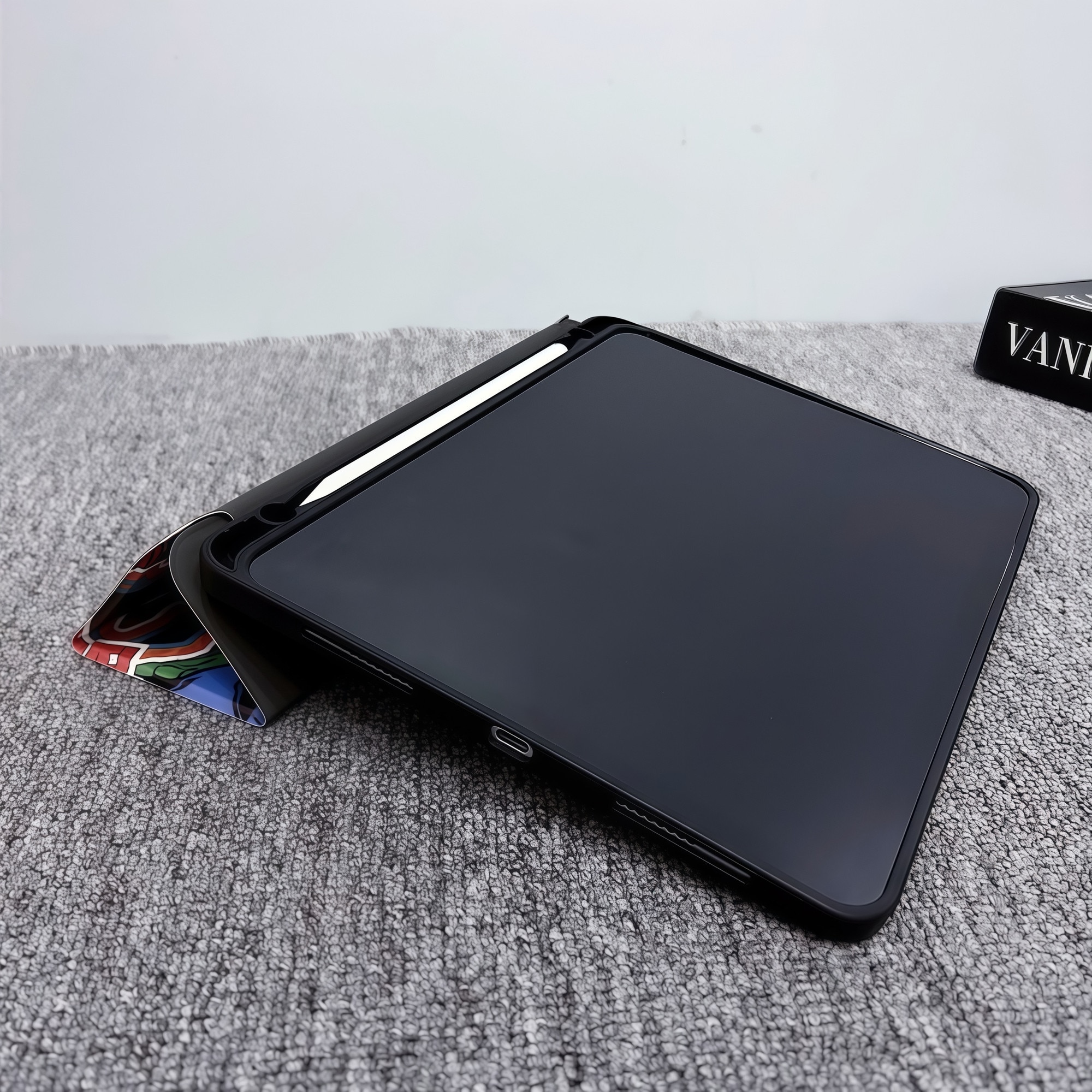 Husa Smart Cover pentru iPad 10 10.9" (2022) / iPad 11 11" (2025), Design Batman 3D cu Logo in Relief, Stil Comic Book, Stand Pliabil, Slot pentru Pen, Protectie Anti-soc, Gri Inchis
