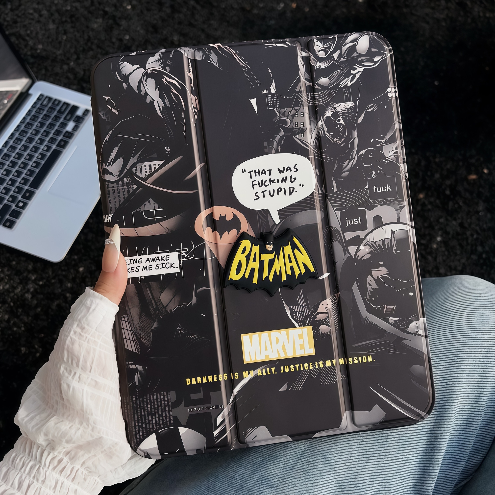 Husa Smart Cover pentru iPad 10 10.9" (2022) / iPad 11 11" (2025), Design Batman 3D cu Logo in Relief, Stil Comic Book, Stand Pliabil, Slot pentru Pen, Protectie Anti-soc, Gri Inchis