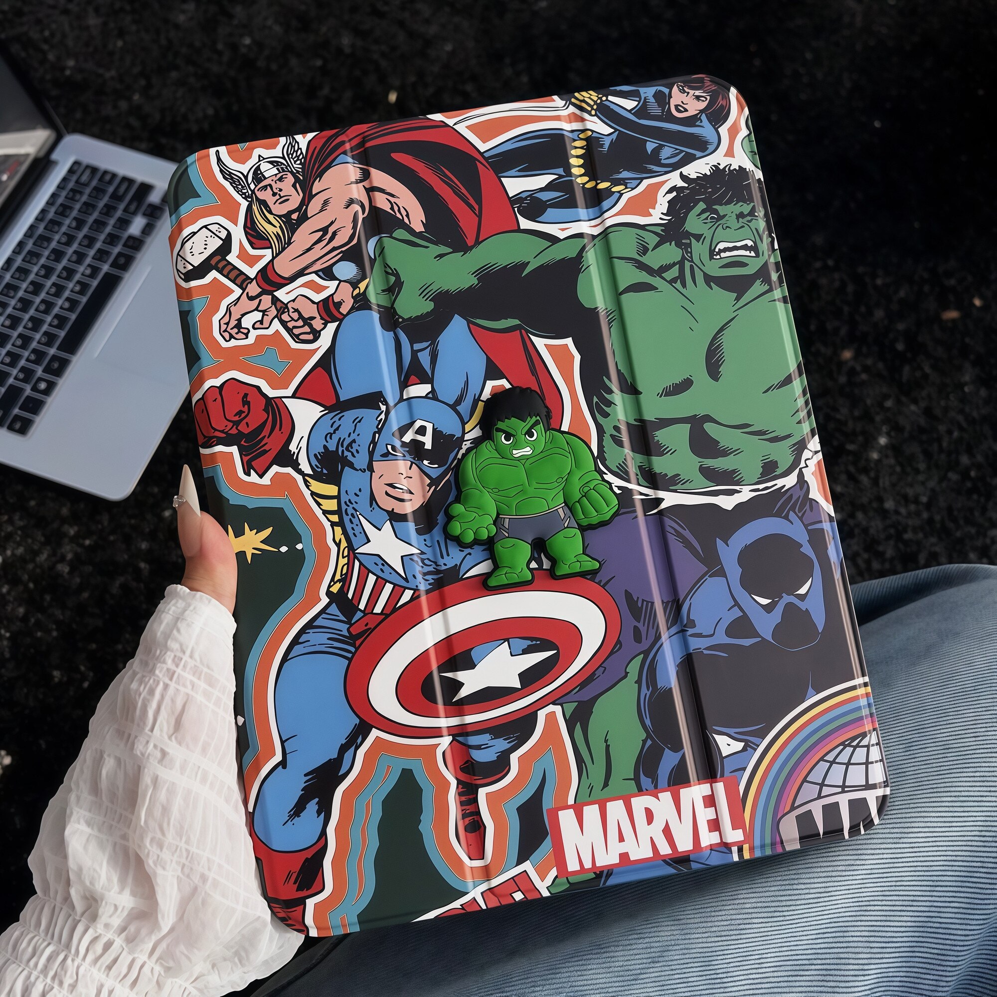 Husa Smart Cover pentru iPad 10 10.9" (2022) / iPad 11 11" (2025), Design Avengers Hulk 3D cu Figurina in Relief, Stand Pliabil, Slot pentru Pen, Protectie Anti-soc, Verde