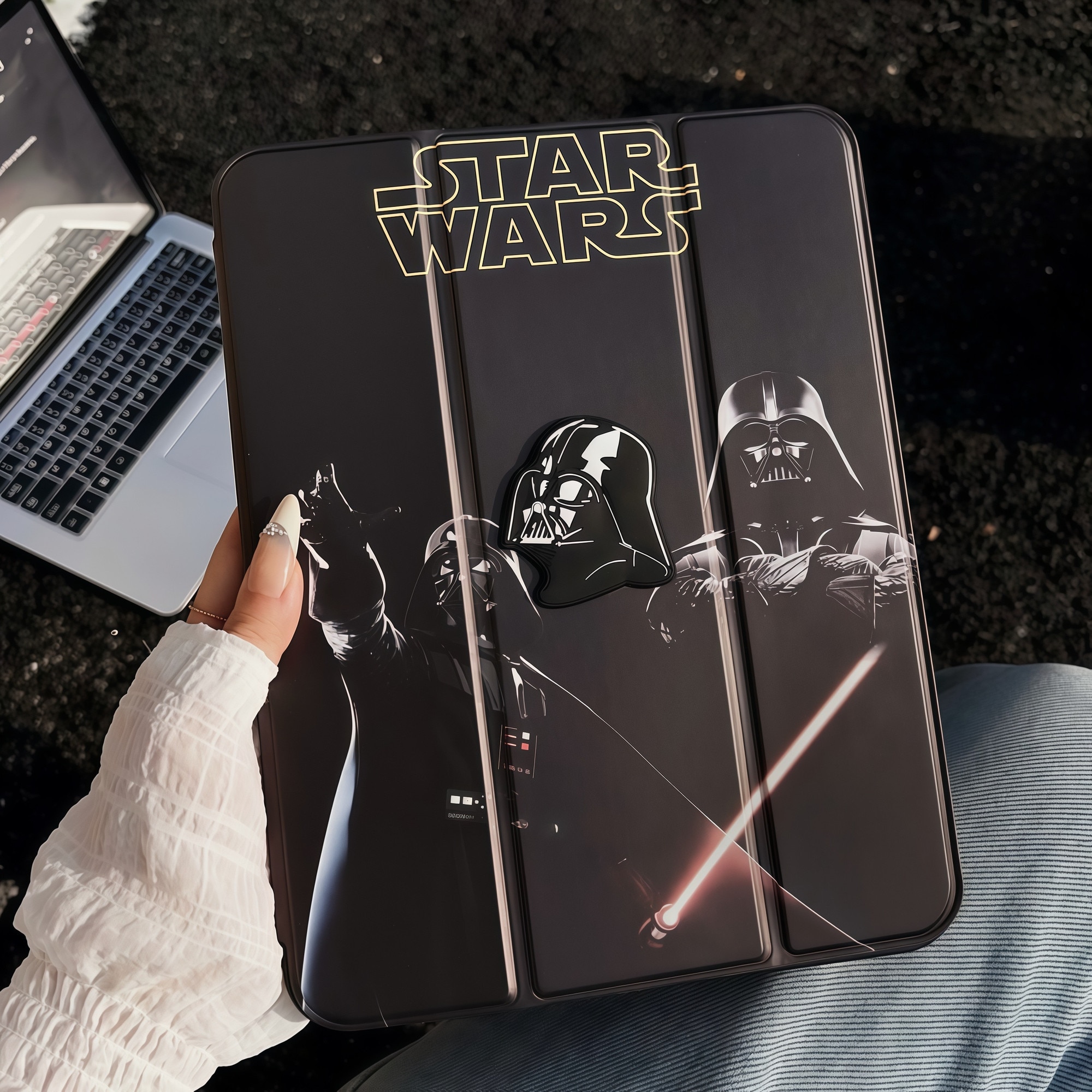 Husa Smart Cover pentru iPad Air 13" (M3 / M2) / Pro 12.9" (Gen 3-6), Design Star Wars Darth Vader 3D cu Figurina in Relief, Stand Pliabil, Slot Pen, Protectie Anti-soc, Negru