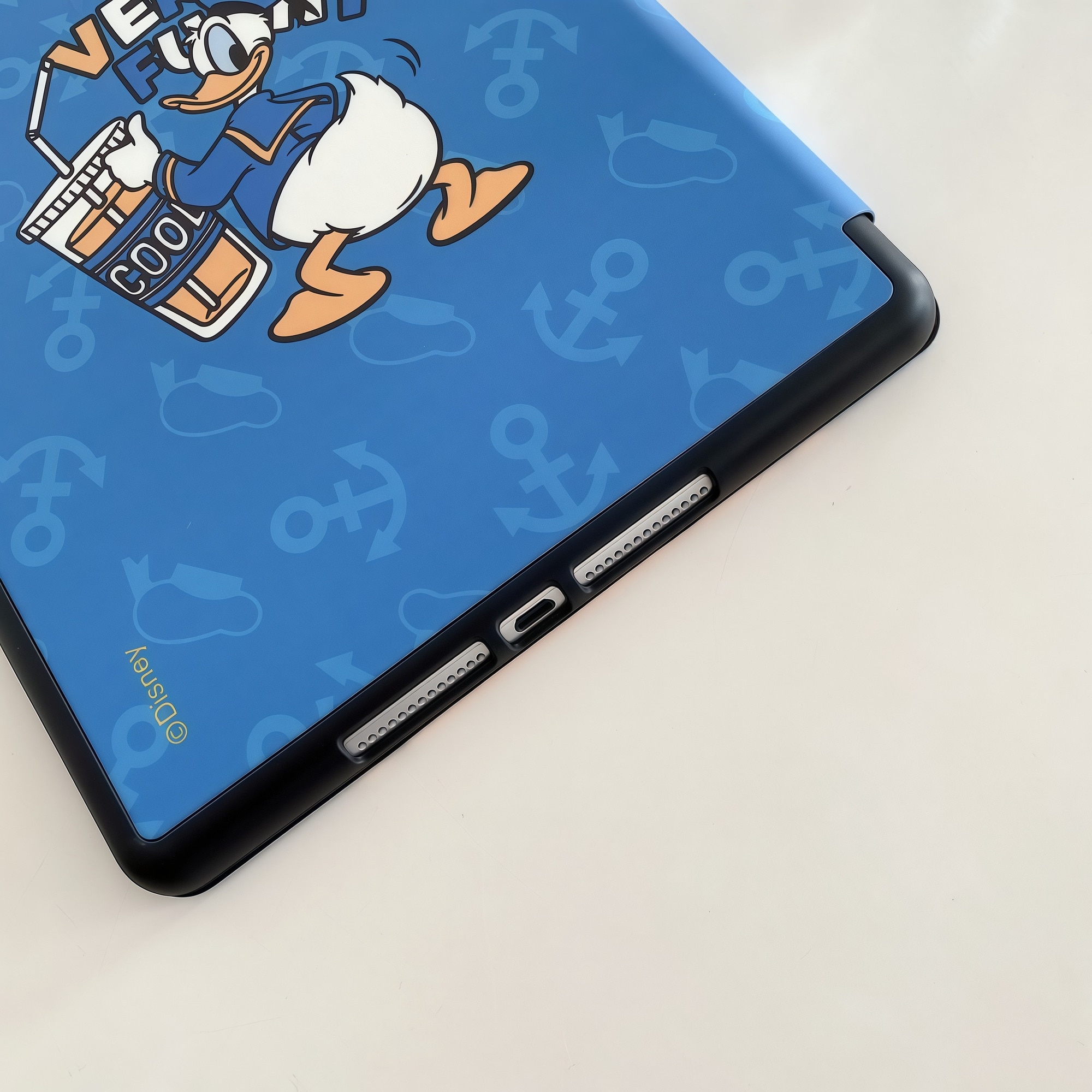 Husa Smart Cover pentru iPad 10 10.9" (2022) / iPad 11 11" (2025), Stand Pliabil tip Y (Origami), Design Donald Duck, Slot pentru Pen, Functie Auto Sleep/Wake, Protectie Anti-soc, Albastru, Alb