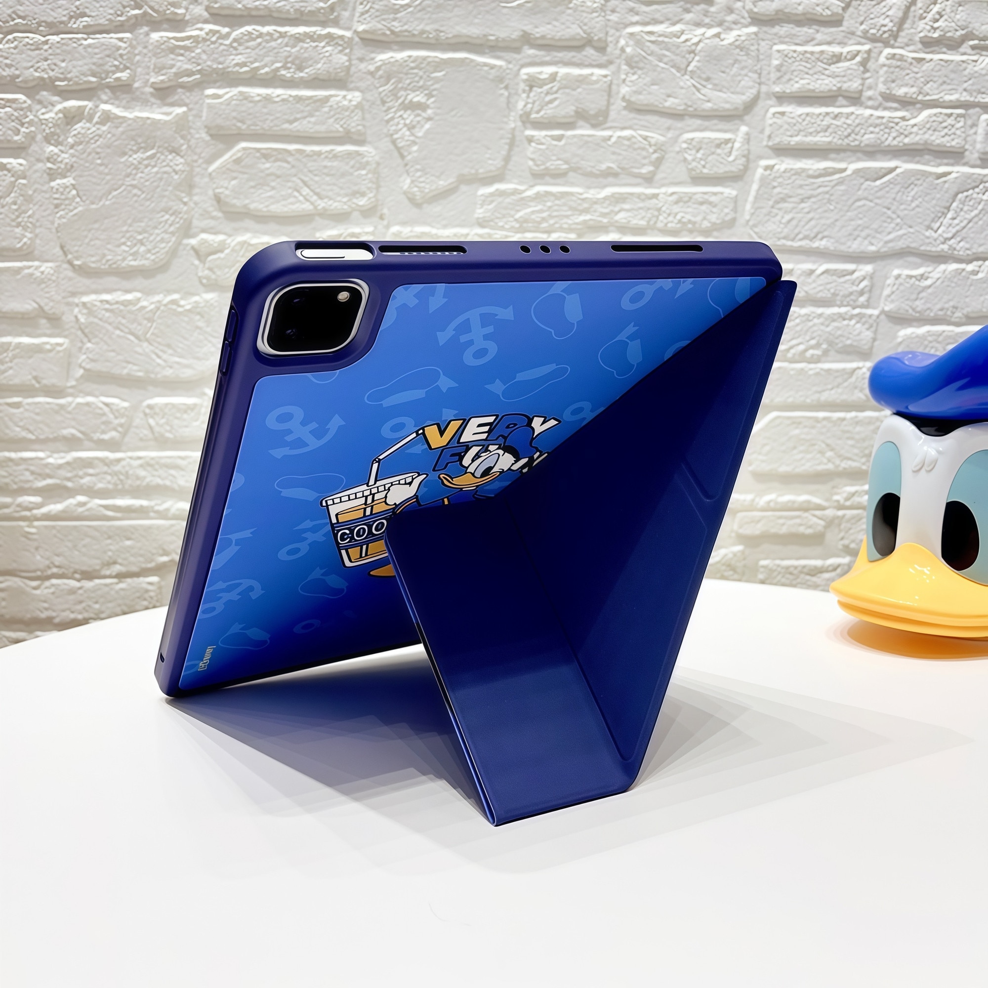 Husa Smart Cover pentru iPad 10 10.9" (2022) / iPad 11 11" (2025), Stand Pliabil tip Y (Origami), Design Donald Duck, Slot pentru Pen, Functie Auto Sleep/Wake, Protectie Anti-soc, Albastru, Alb
