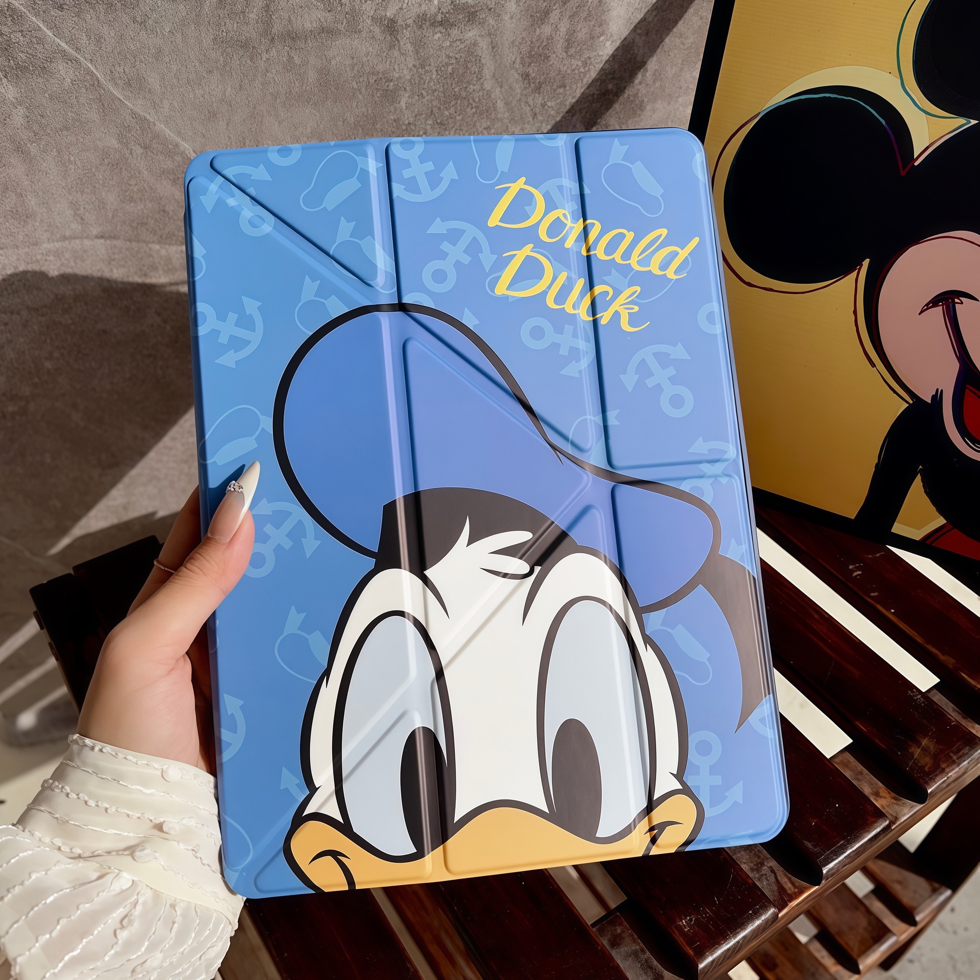 Husa Smart Cover pentru iPad 10 10.9" (2022) / iPad 11 11" (2025), Stand Pliabil tip Y (Origami), Design Donald Duck, Slot pentru Pen, Functie Auto Sleep/Wake, Protectie Anti-soc, Albastru, Alb